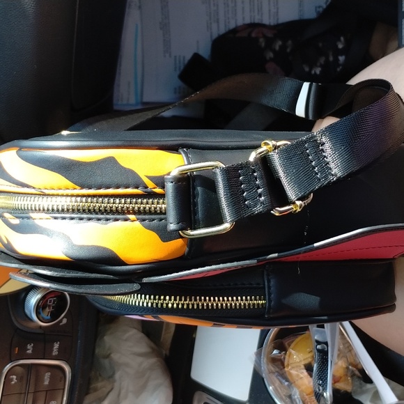 Loungefly Disney Tigger Vampire Crossbody NWT - Picture 2 of 12